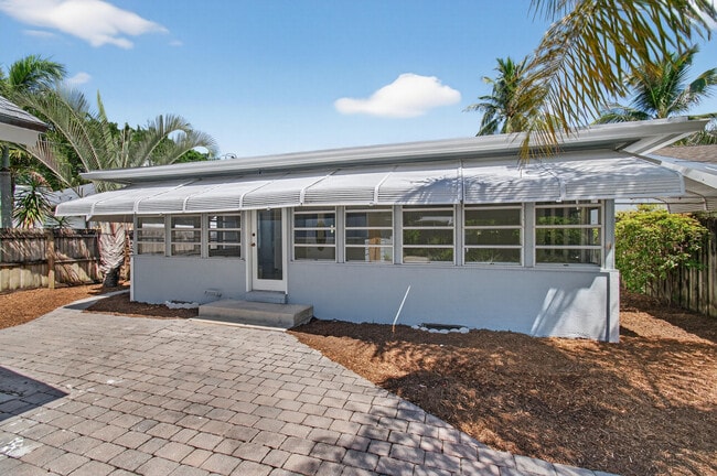 Building Photo - 817 N Palmway