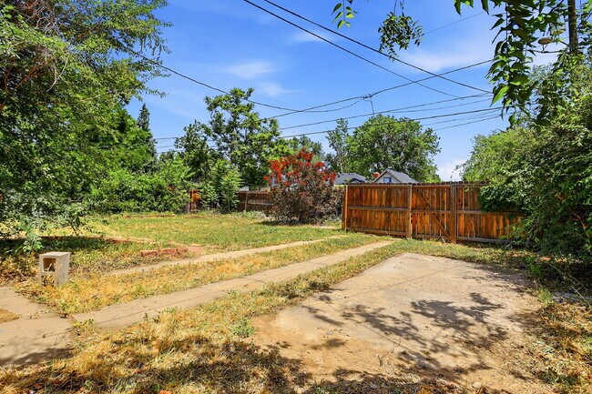Building Photo - $2,145.95 with $600 off the first month's rent, 2 Beds - 1 Bath, Single Family Home in Denver wit...