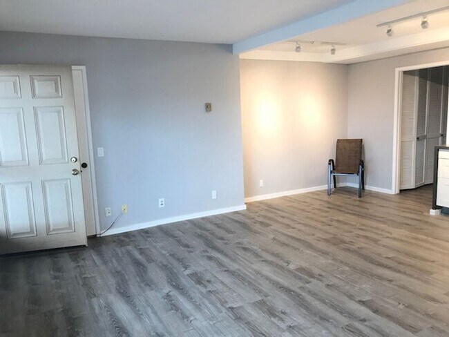 Building Photo - 657 Ocean View Dr