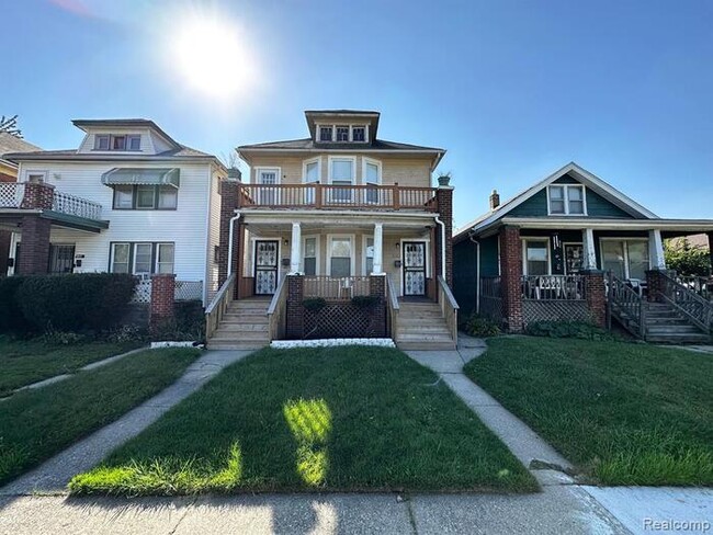 Primary Photo - Lower Unit Duplex (Broadstreet)