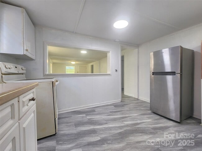 Building Photo - 714 S Harding Ave