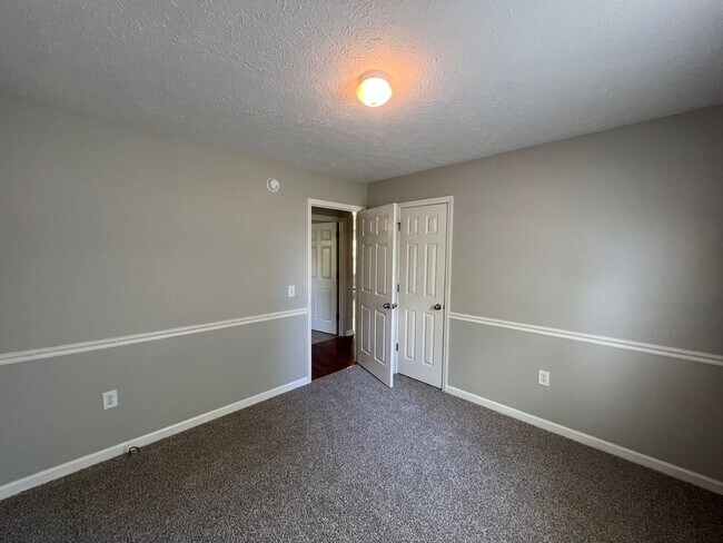 Building Photo - 3 br, 2 bath House - 742 Eaglesham Dr.