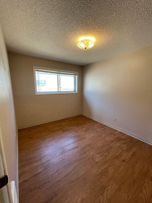 Building Photo - 2 bed 1 bath duplex - water, sewer and gar...