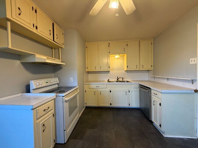 Building Photo - THREE BEDROOM TWO BATH TWO CAR GARAGE