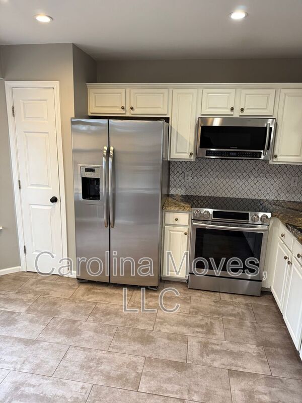 Building Photo - 323 Thornbush Ct