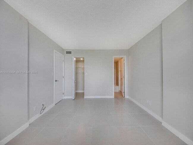 Building Photo - 108 Royal Pk Dr