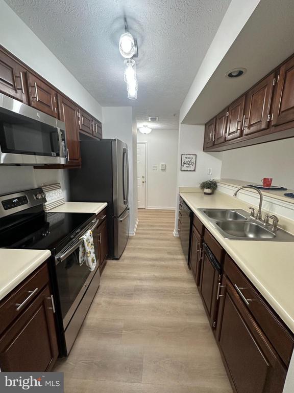 Building Photo - 1002 Jessicas Ct