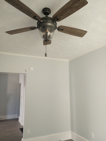 Building Photo - 410 Linden Pl