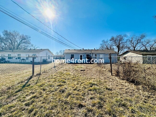Building Photo - Two Bedroom Ranch Style Duplex Home in Grandview - Featuring Plenty of Natural Light, Fenced Yard...