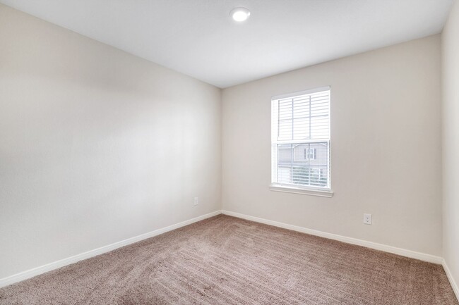 Building Photo - ***MOVE-IN SPECIAL: ONE WEEK FREE***6 MONT...