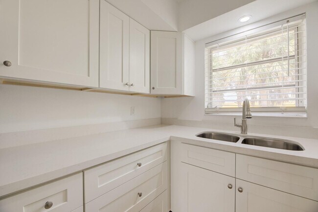 Building Photo - 1017 NW 30th Ct