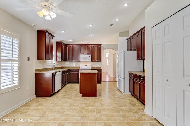 Building Photo - 608 Birchbark Trail