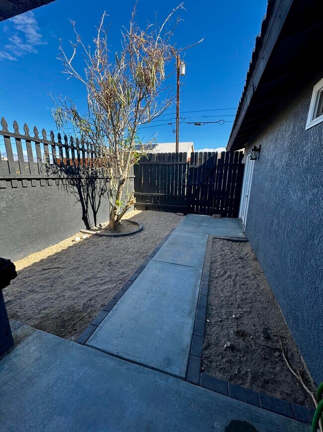 Building Photo - 67890 Alameda Dr