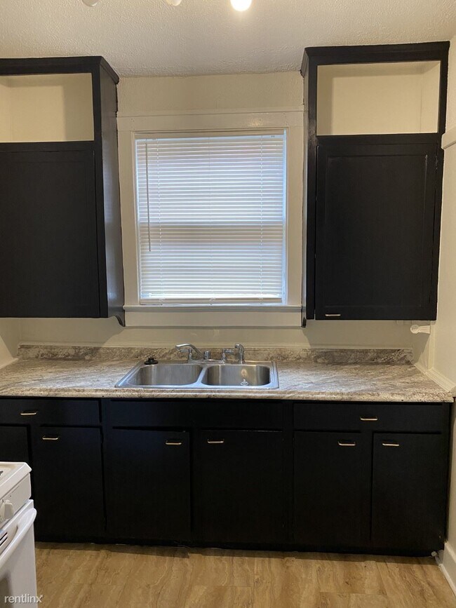 Building Photo - 2 br, 1 bath 4plex - 990 Nottingham Rd Lower