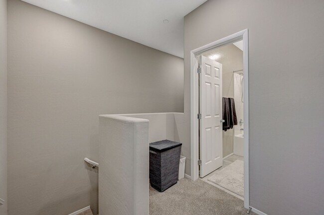 Building Photo - Modern 3 Bedroom Townhouse near Blue Diamond