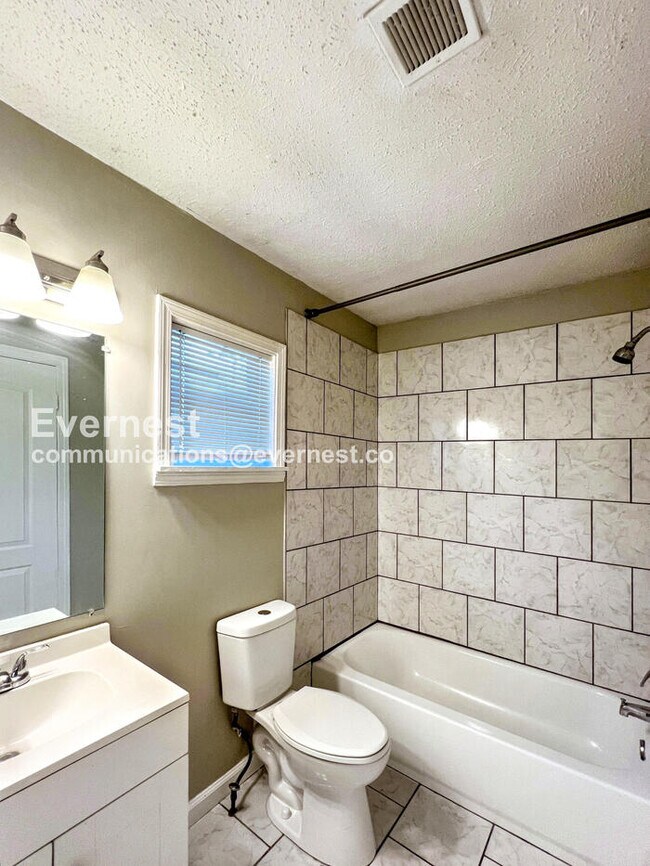 Building Photo - 3 Bed/2 Bath Home with Off Street Parking ...