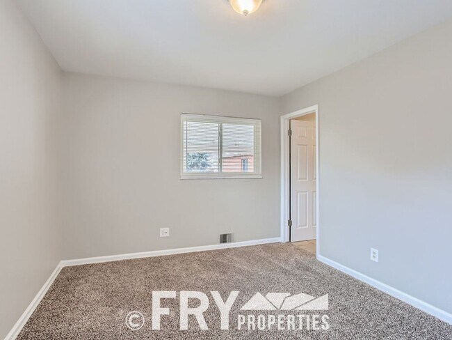 Building Photo - Renovated Harvey Park home
