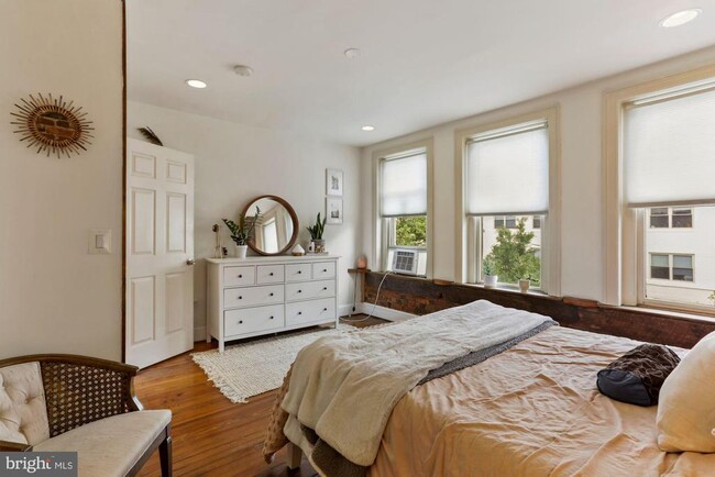 Building Photo - 1116 Monroe St NW