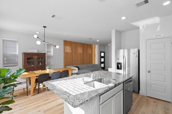 Primary Photo - 5426 Oriente Ln