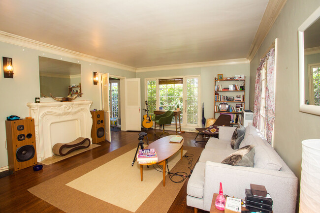 Living Room - 5968 San Vicente Blvd