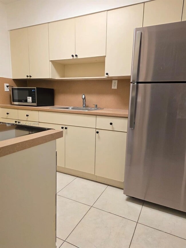 Building Photo - 9490 E Bay Harbor Dr