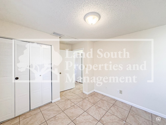 Building Photo - 5859 Charlton Dr