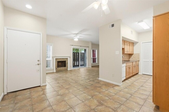 Building Photo - 2025 Augusta Dr