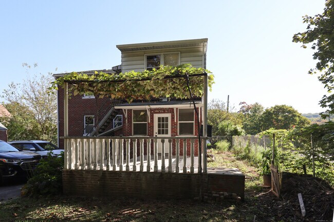 Building Photo - 142 Wolcott St