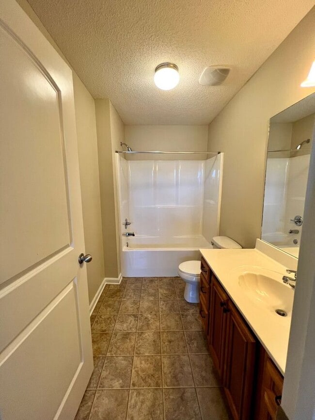 Building Photo - Quaint 2/2 in Gated Olive Branch Community!