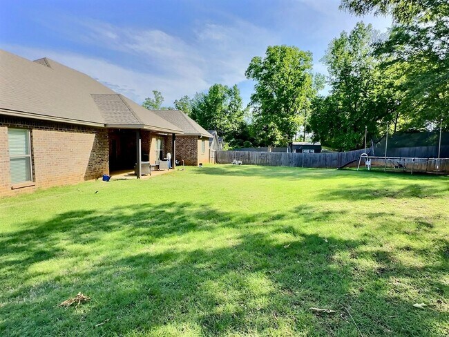 Building Photo - Pine Level - 4 Bed, 2 Bath, Indoor & Outdoor Fireplaces!