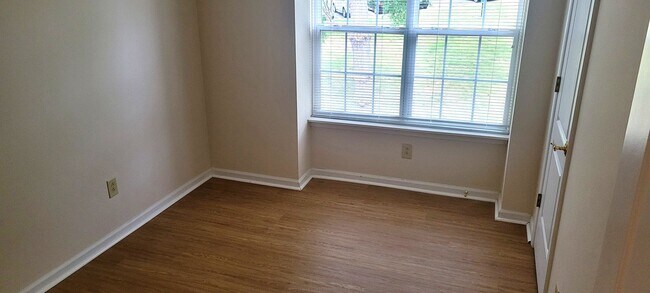 Building Photo - Conveniently Located Three Bedroom Condo