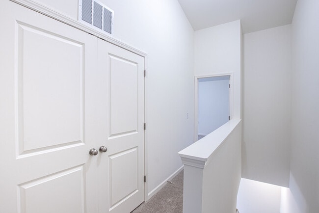 Building Photo - BEAUTIFUL 2 Bedroom Townhome in Midland - January Move In Special 1 Month Free