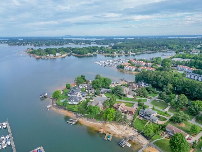 Building Photo - 3BR Townhome - Lake Living in Vineyard Point with Boat Slip Access Near Lake Norman