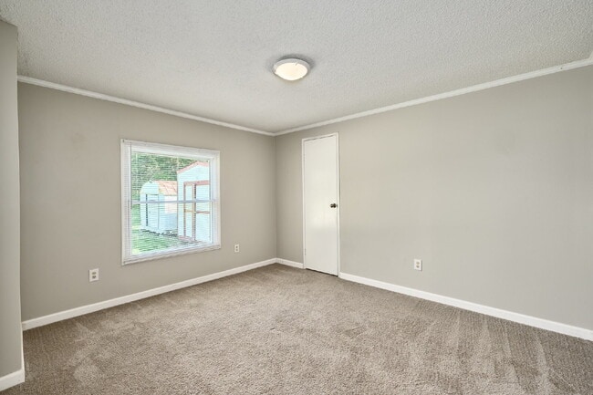 Building Photo - For Rent: 4+BR, 3BA