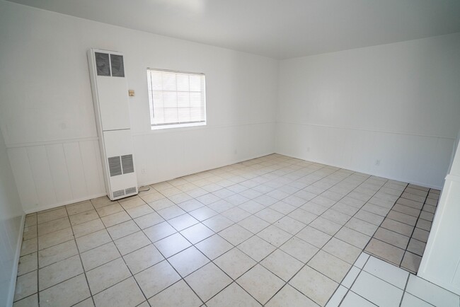 Building Photo - Cozy 1-Bedroom Single-Story Duplex Home in Newhall