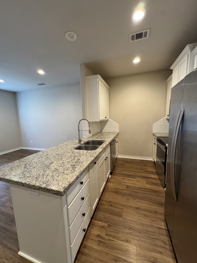 Building Photo - 5670 Shadowbend Cir N