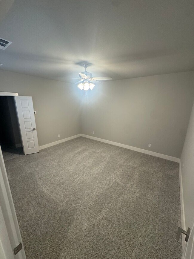 Building Photo - Enclosed Fenced Yard - 3/2/2 - Commuter Friendly