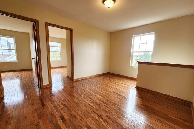 Building Photo - 263 Springbrook Trail S