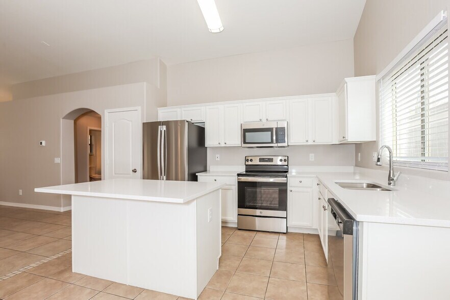 Building Photo - 1977 W Vineyard Plains Dr