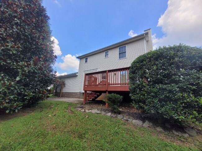 Building Photo - Charming 3-Bedroom Home with Spacious Livi...