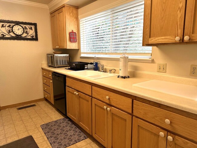 Building Photo - Deer Xing Retreat (3-6 month lease only)