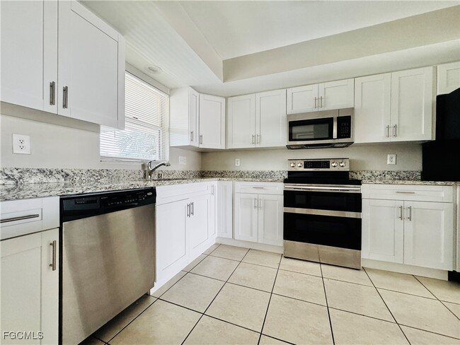 Building Photo - 706 SE 13th Ct