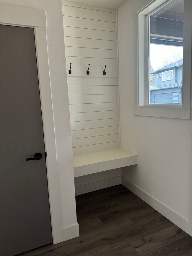 Building Photo - Exceptional 3 Bedroom / 2.5 Bath Modern Townhouse