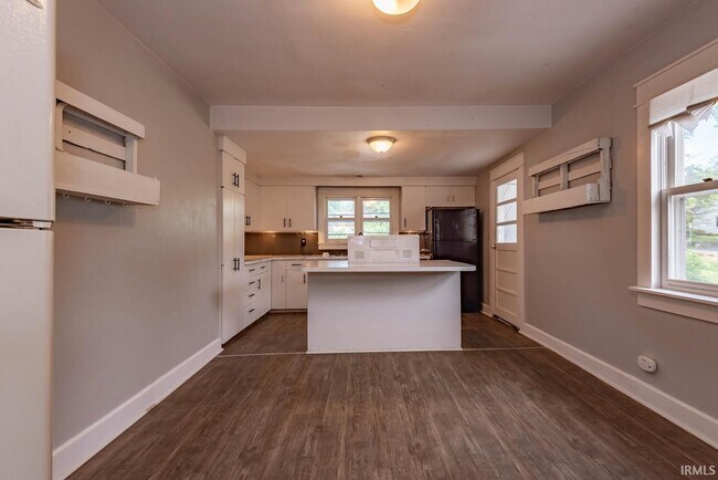 Building Photo - 204 N Clark St