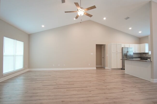 Building Photo - Gulf Breeze 3BR/2BA Townhome – Vaulted Cei...