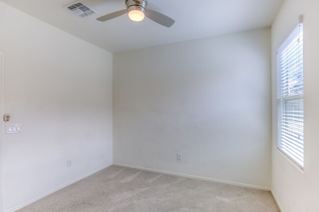 Building Photo - Beautiful 3 Bedroom 2 Bath Available Now i...