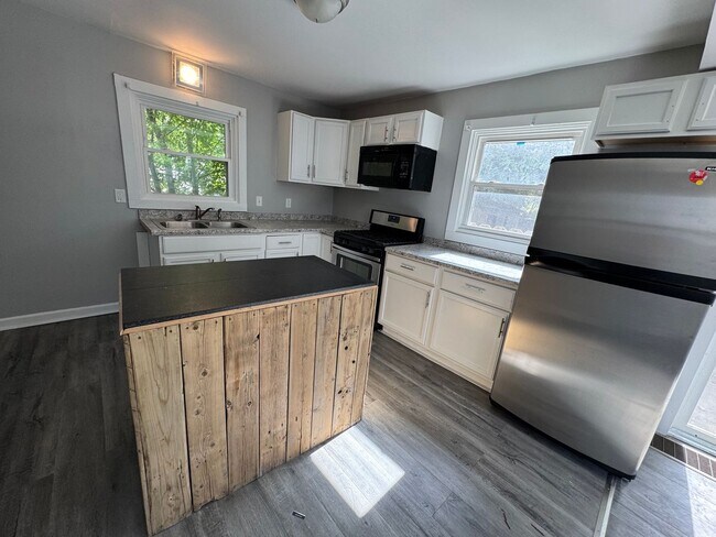 Building Photo - 2 Bedroom 1 Bath House in Rock Island