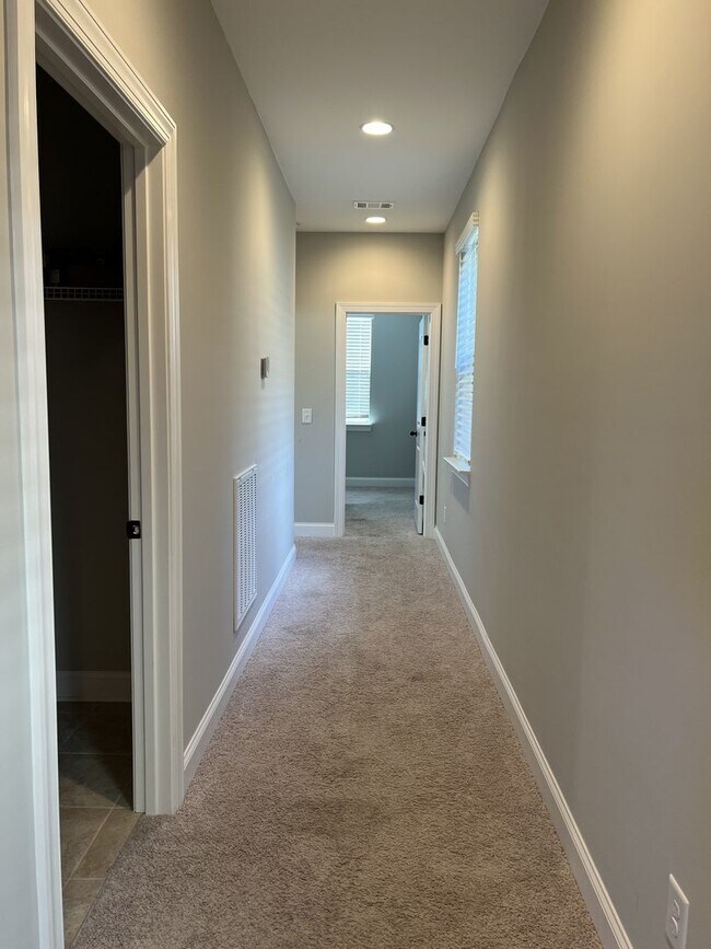 Building Photo - Charming and Convenient Home in Hendersonville