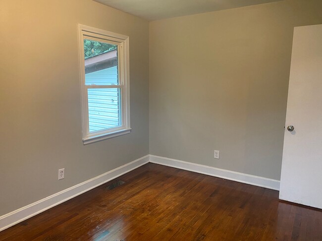 Building Photo - 3 Bedroom Brick Ranch in NW Charlotte