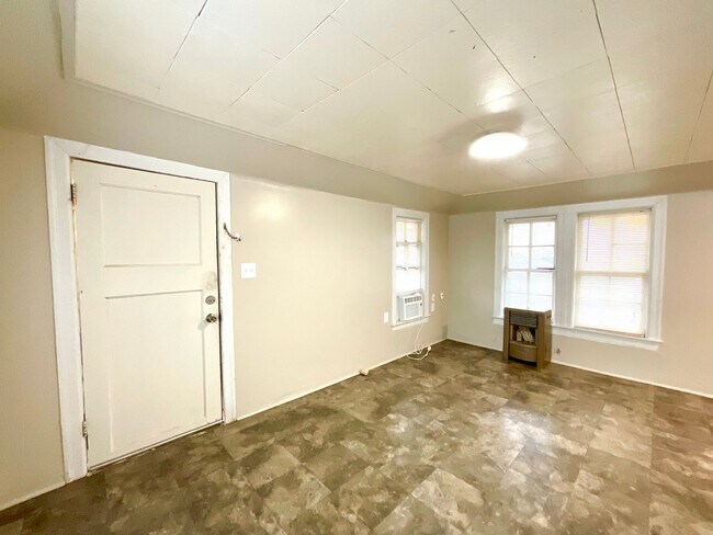 Building Photo - 810 W Magnolia Ave